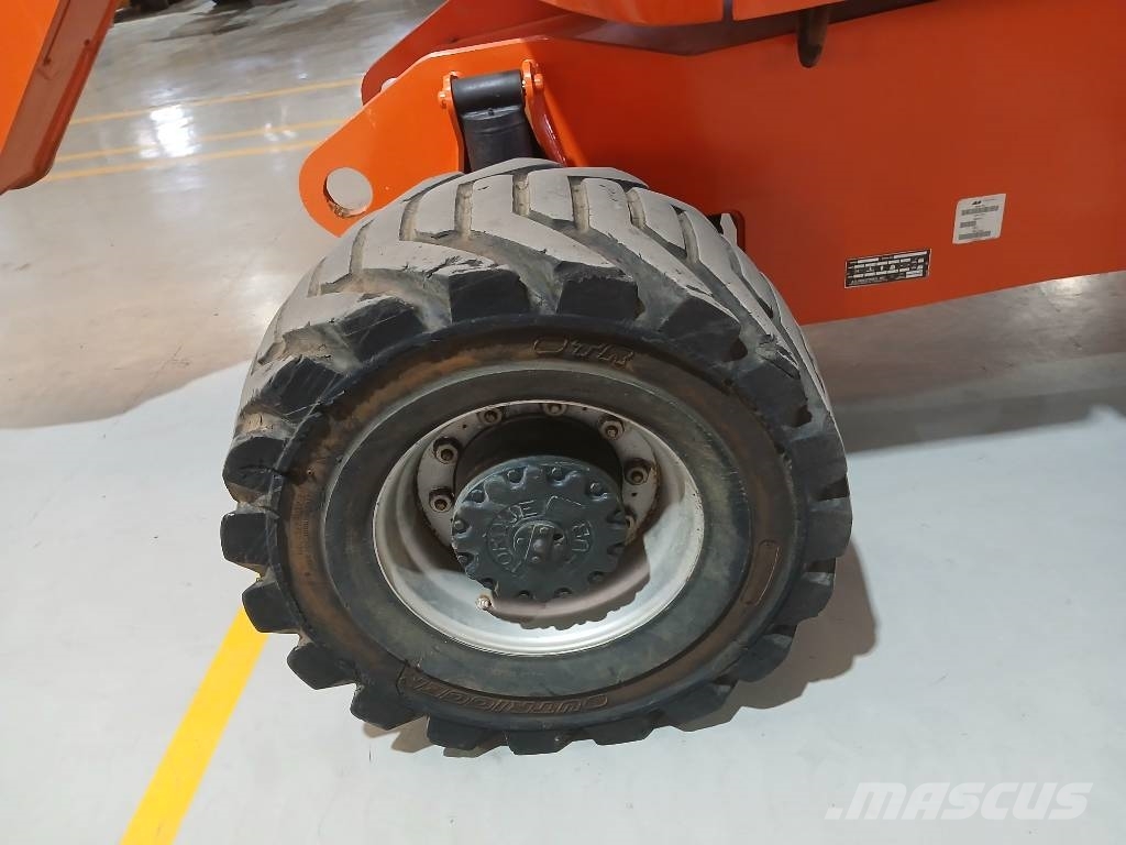 JLG 800 AJ 曲臂高空工作平台
