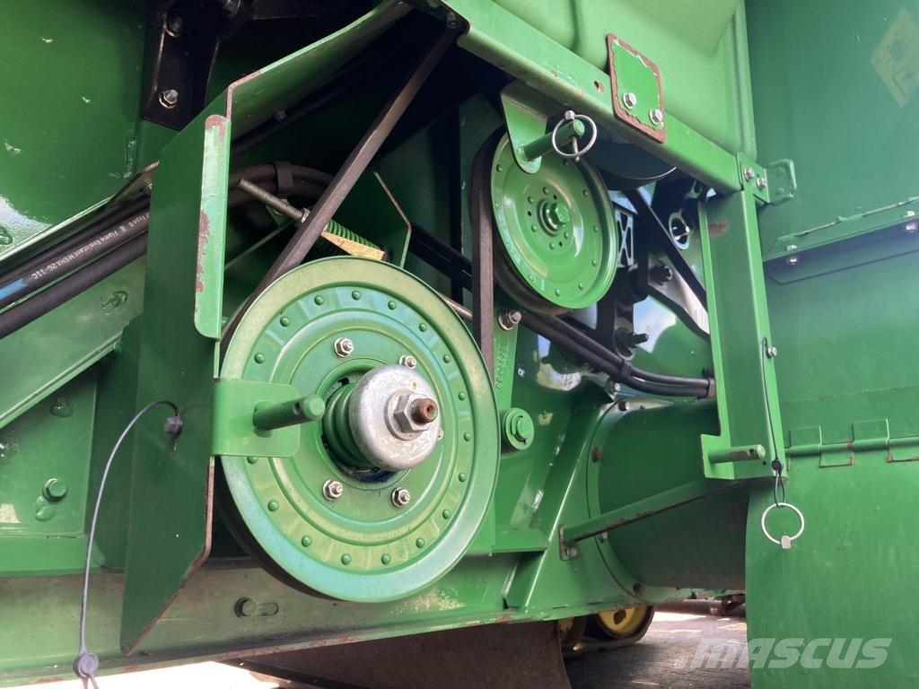 John Deere T670 Зернозбиральні комбайни