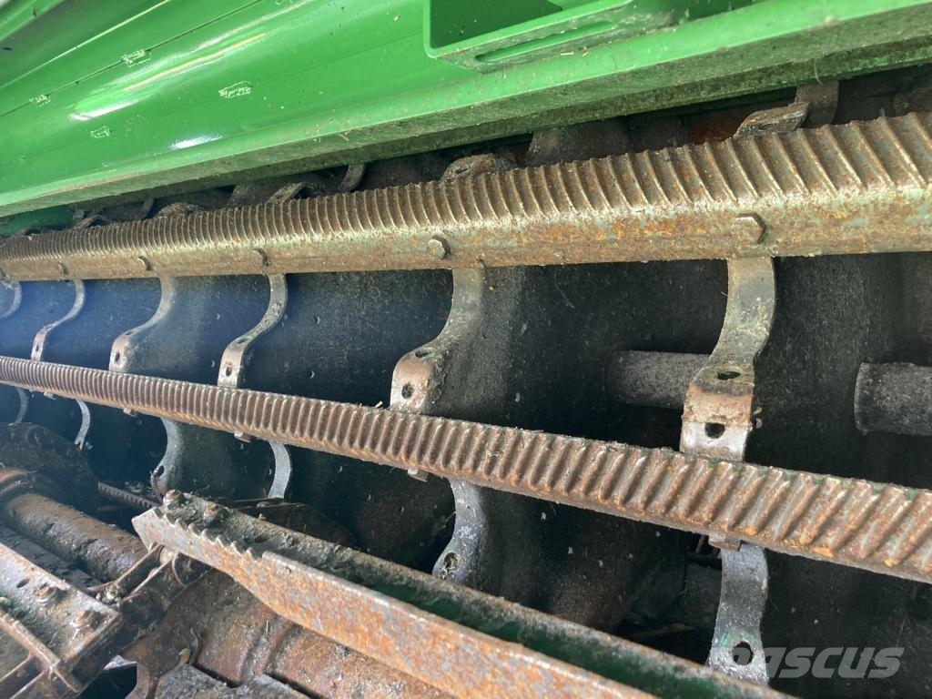 John Deere T670 Зернозбиральні комбайни