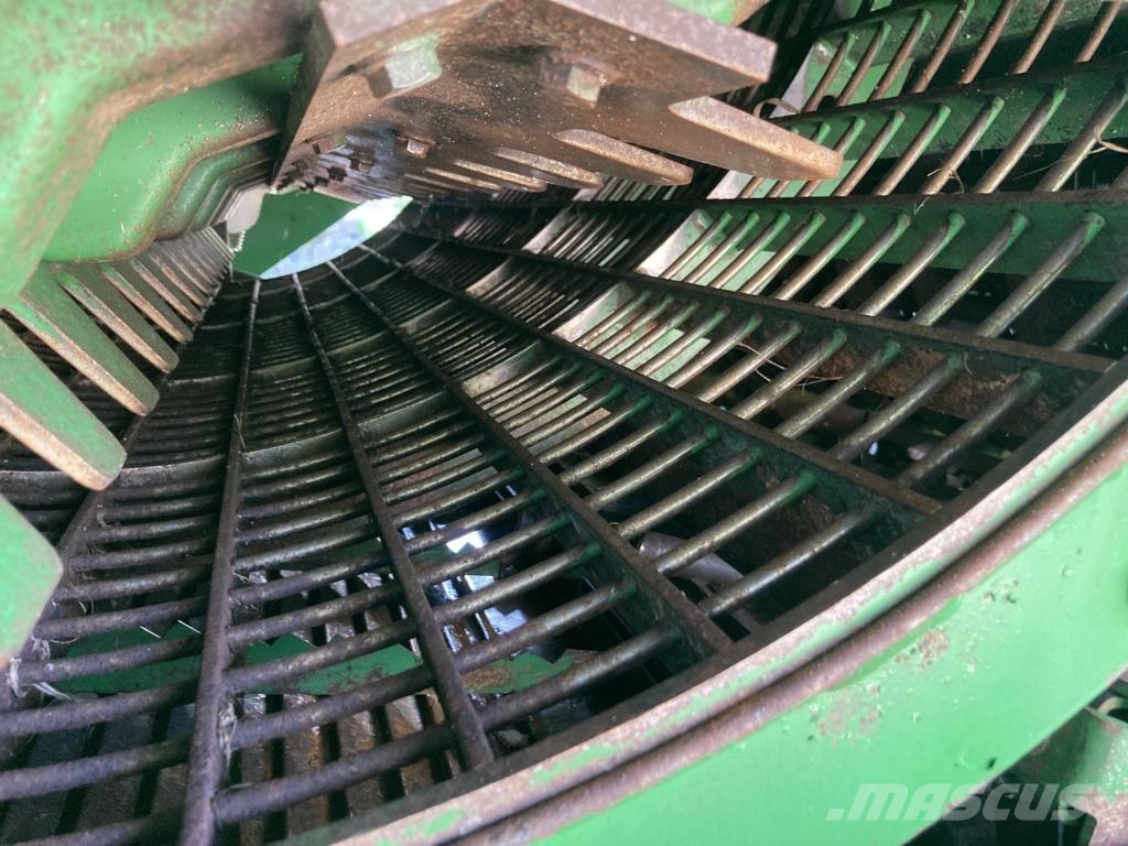 John Deere T670 Зернозбиральні комбайни