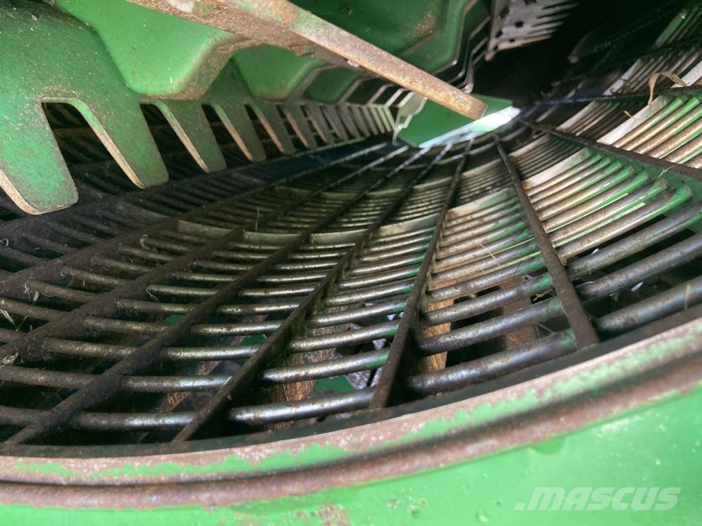 John Deere T670 Зернозбиральні комбайни
