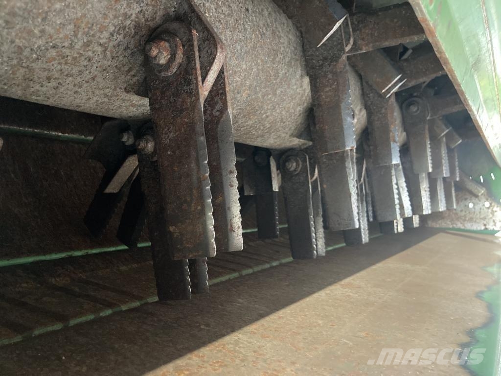 John Deere T670 Зернозбиральні комбайни