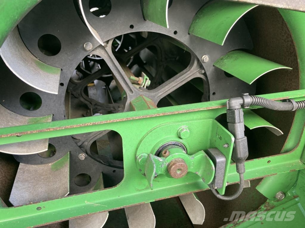 John Deere T670 Зернозбиральні комбайни