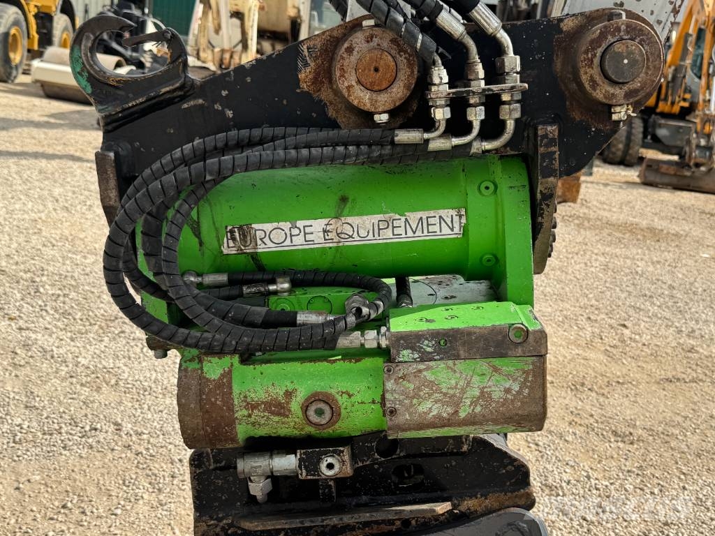 Takeuchi TB 295 W حفارات بعجل