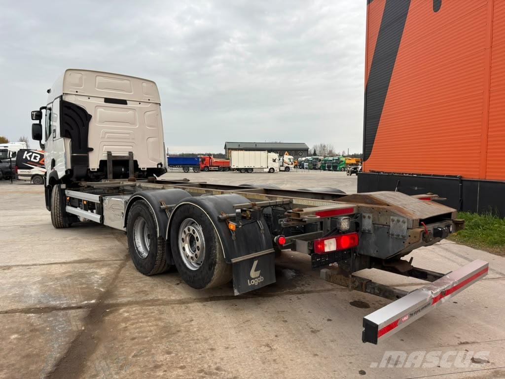 Renault T 520 6x2 CHASSIS L=7421 mm Smagās mašīnas ar konteineriem
