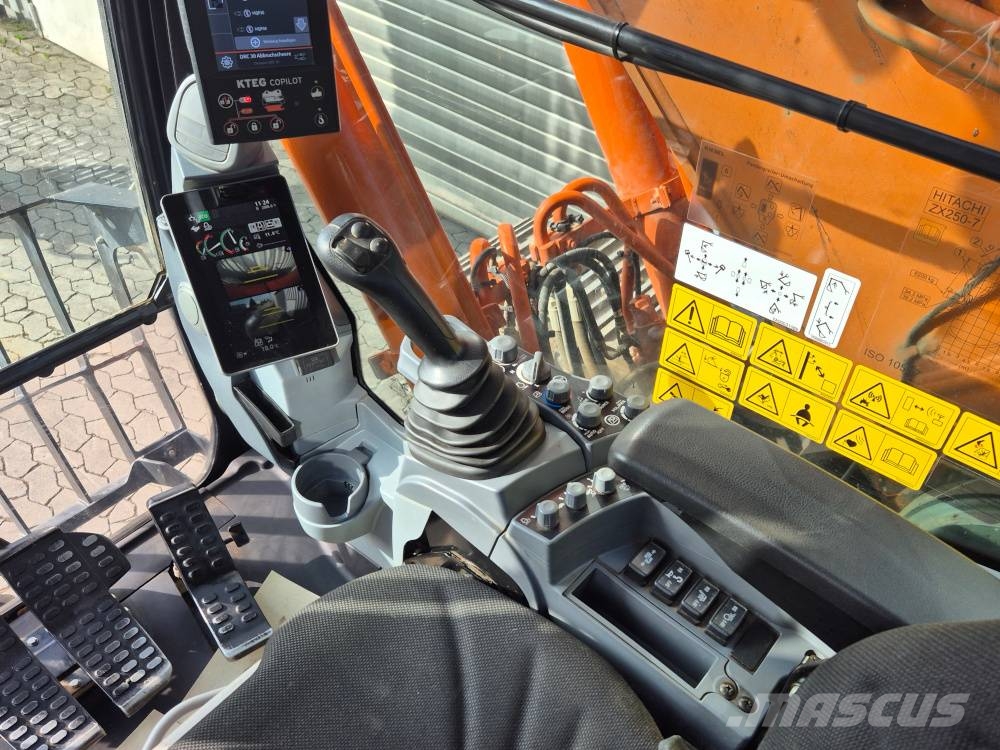 Hitachi ZX 250 LC N-7 Kāpurķēžu ekskavatori