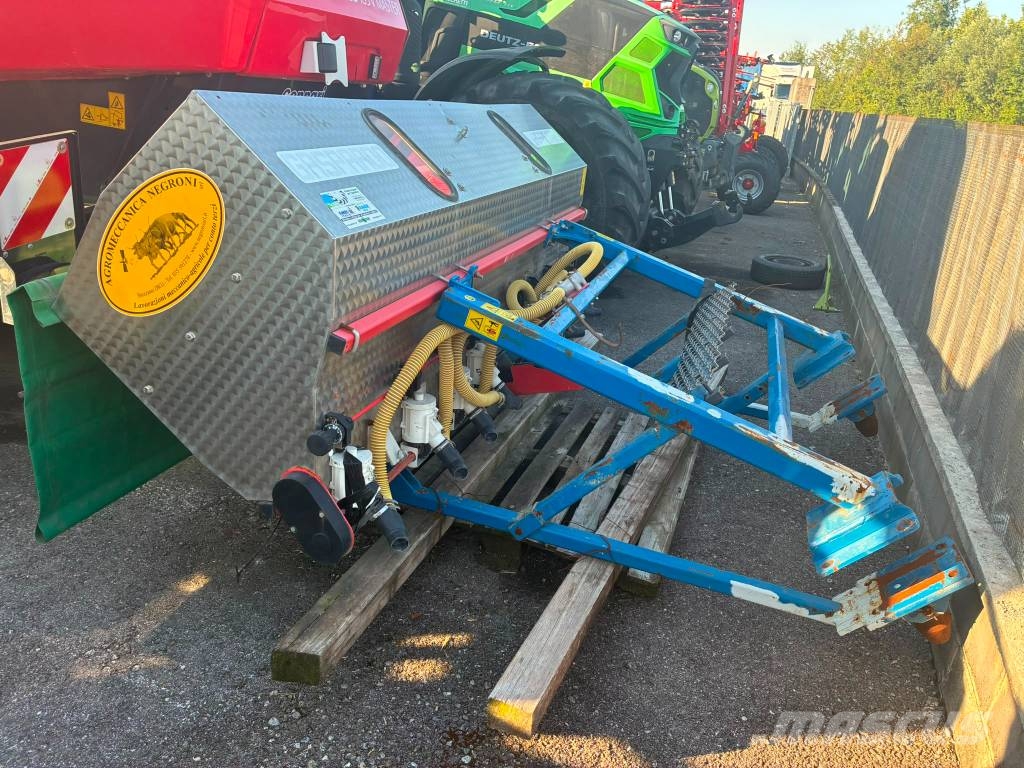 Kinze Spandiconcime 1000 Litri Διαστρωτήρες ανοργάνων
