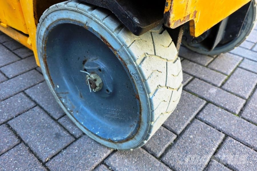 Haulotte Compact 8 Electric, 8.2m Working Height, 350kg Cap Skid steer mini utovarivači
