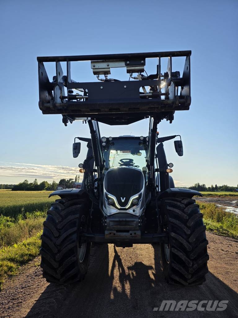 Valtra N 175 Versu Taakseajolaitteeilla Traktorer