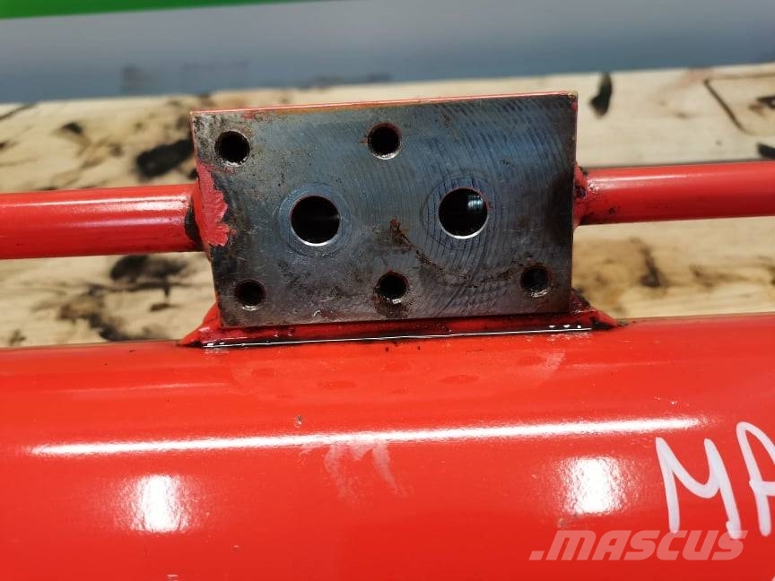 Manitou MT 1740 hydraulic cylinder} Výložníky a lyžice