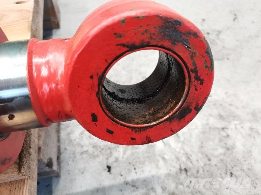 Manitou MT 1740 hydraulic cylinder} Výložníky a lyžice