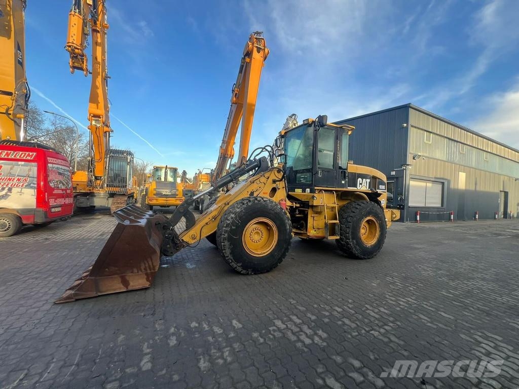 CAT 930 g لوادر بعجل