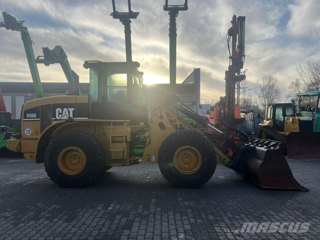 CAT 930 g لوادر بعجل