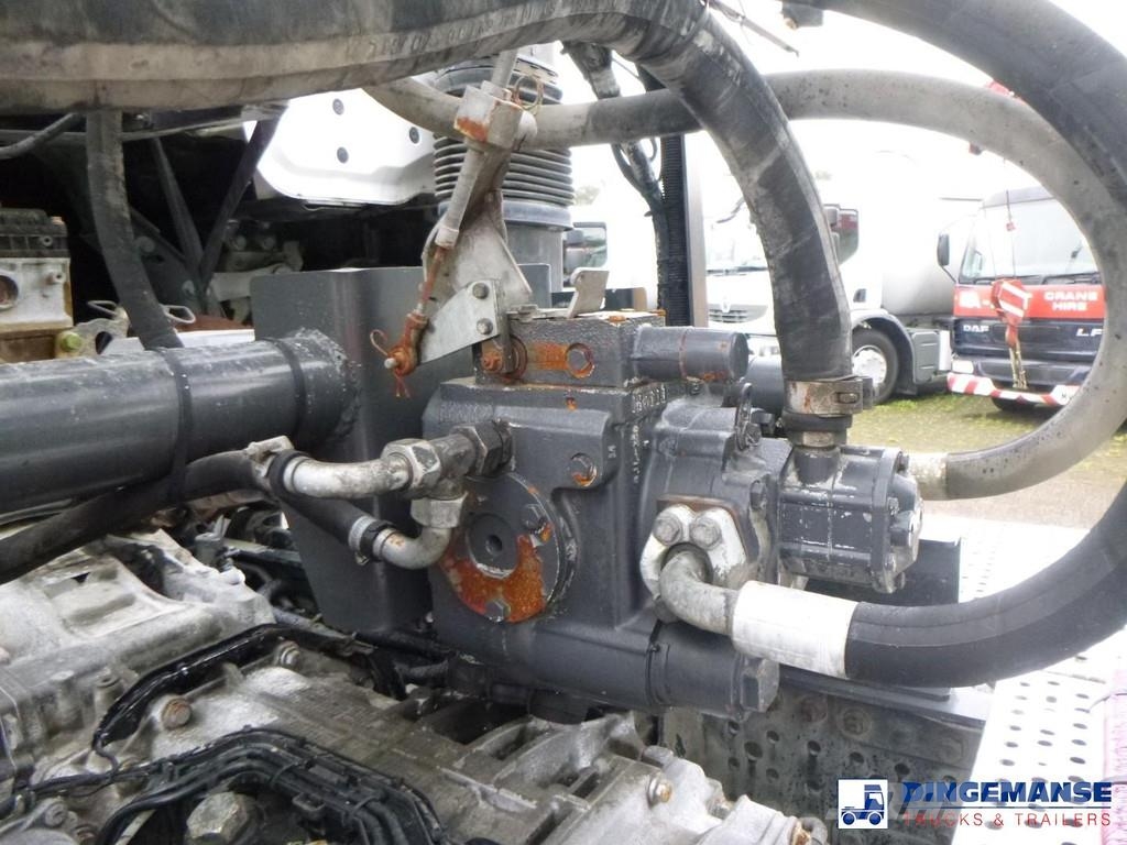 Mercedes-Benz Arocs 1943 4x4 Euro 6 + Liebherr mixer trailer 10 Betonmixers en pompen