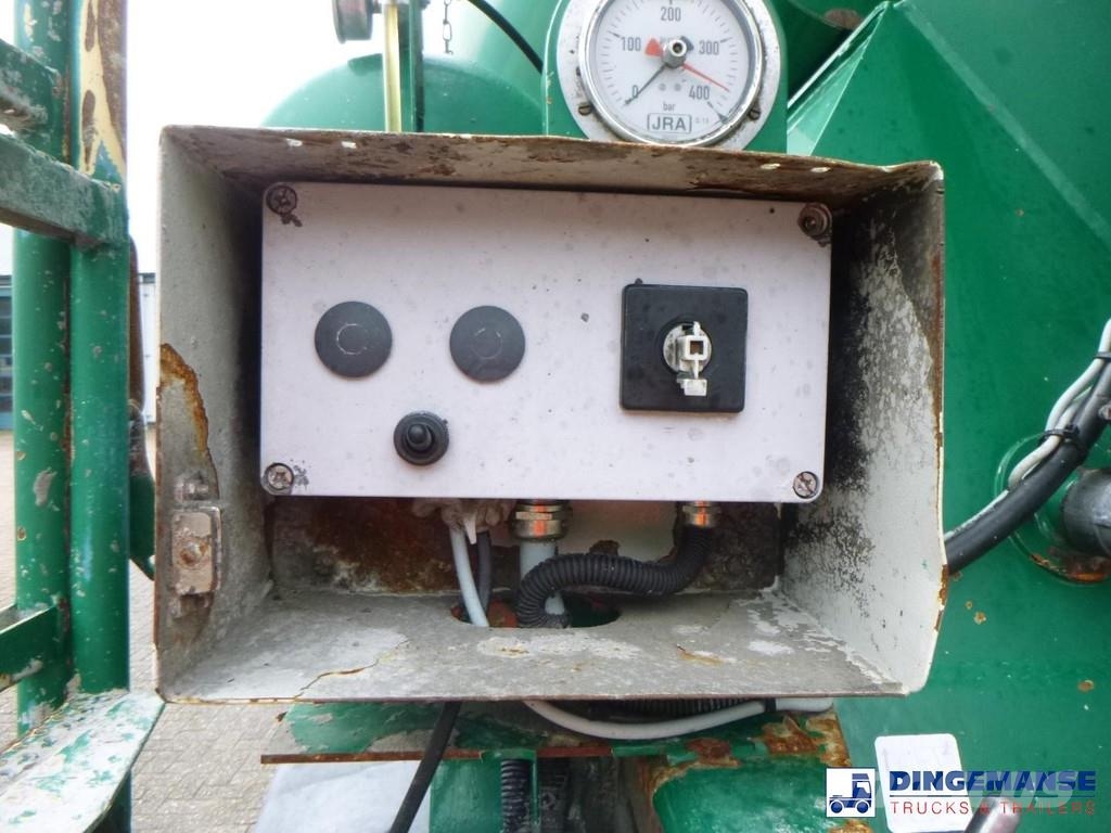 Mercedes-Benz Arocs 1943 4x4 Euro 6 + Liebherr mixer trailer 10 Betonmixers en pompen