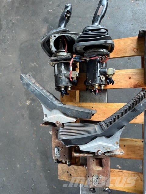 Liebherr R 942 USED CAB PARTS Кабіна