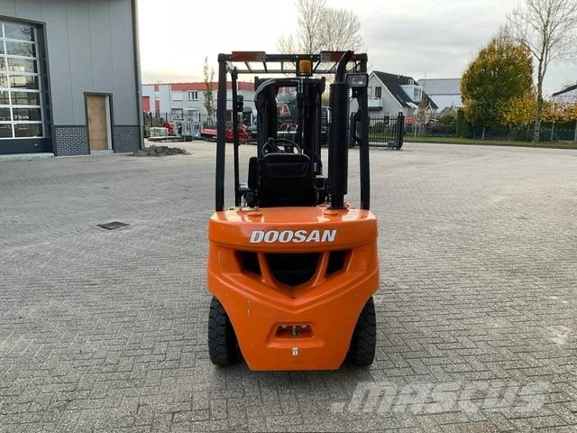 Doosan D25 GP Plus, 140 uur! Als nieuw! Dīzeļa autoiekrāvēji