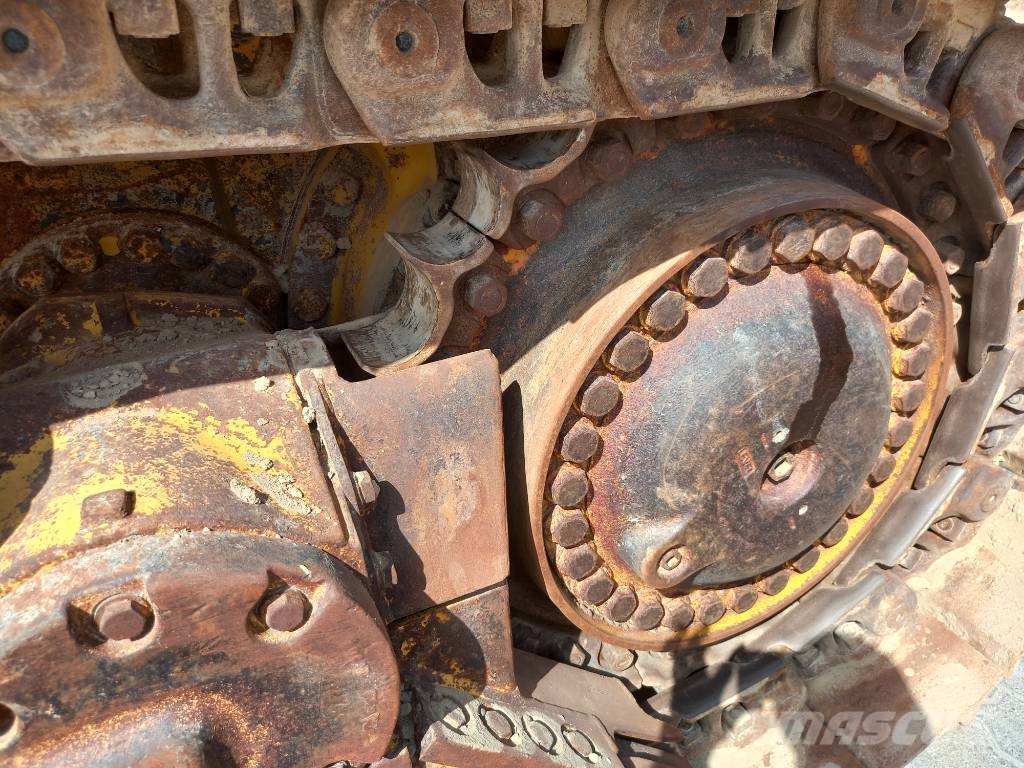 Komatsu D155A-6R (4pcs available for sale in Abu Dhabi) Dozere Beltegående