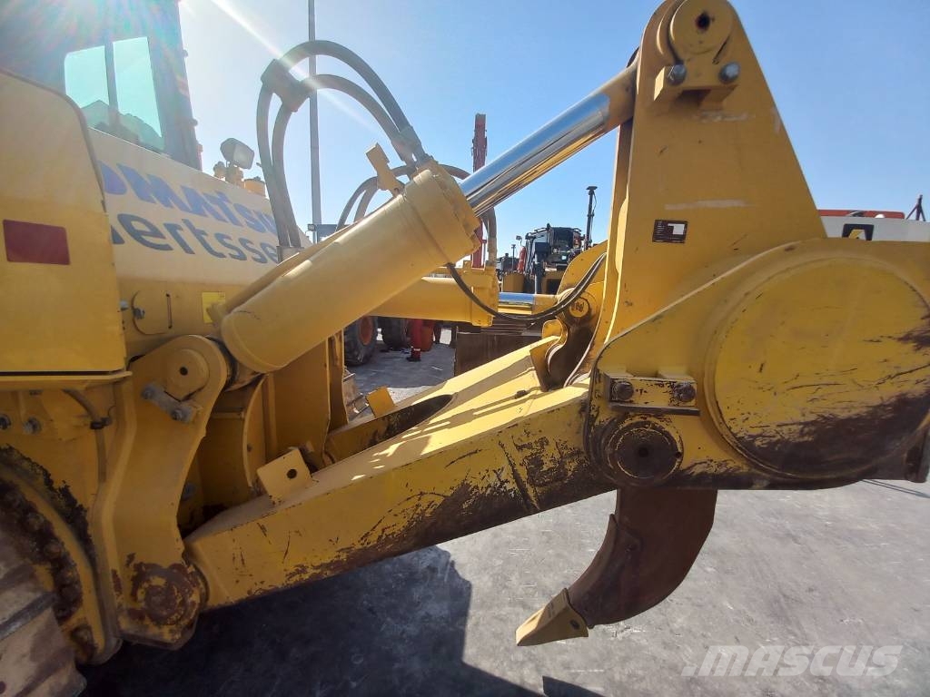Komatsu D155A-6R (4pcs available for sale in Abu Dhabi) Dozere Beltegående