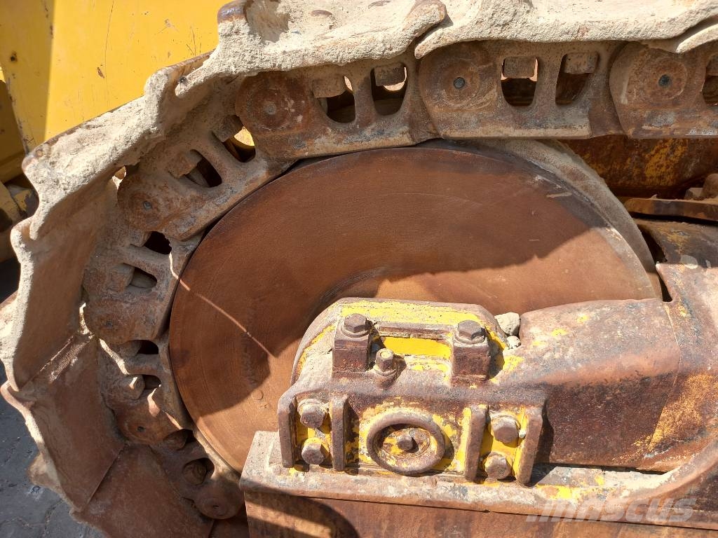 Komatsu D155A-6R (4pcs available for sale in Abu Dhabi) Dozere Beltegående