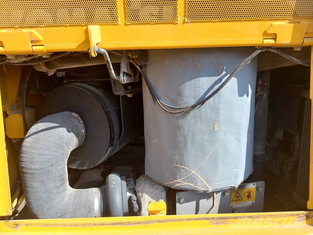 Komatsu D155A-6R (4pcs available for sale in Abu Dhabi) Dozere Beltegående