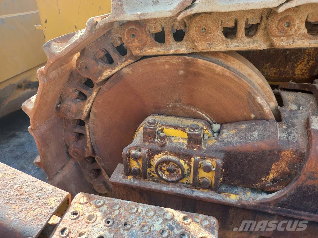 Komatsu D155A-6R (4pcs available for sale in Abu Dhabi) Dozere Beltegående