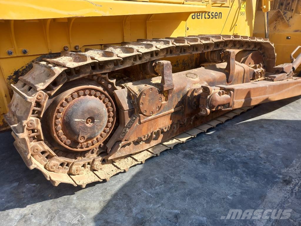 Komatsu D155A-6R (4pcs available for sale in Abu Dhabi) Dozere Beltegående