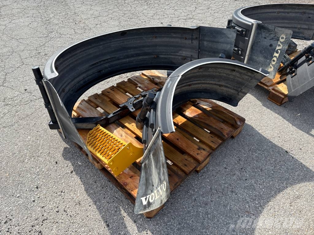 Volvo skärmar med kompletta hjul till L60H Tyres, wheels and rims