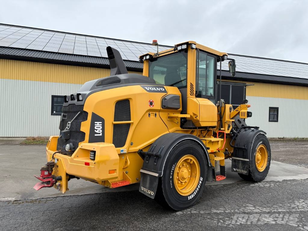 Volvo skärmar med kompletta hjul till L60H Tyres, wheels and rims