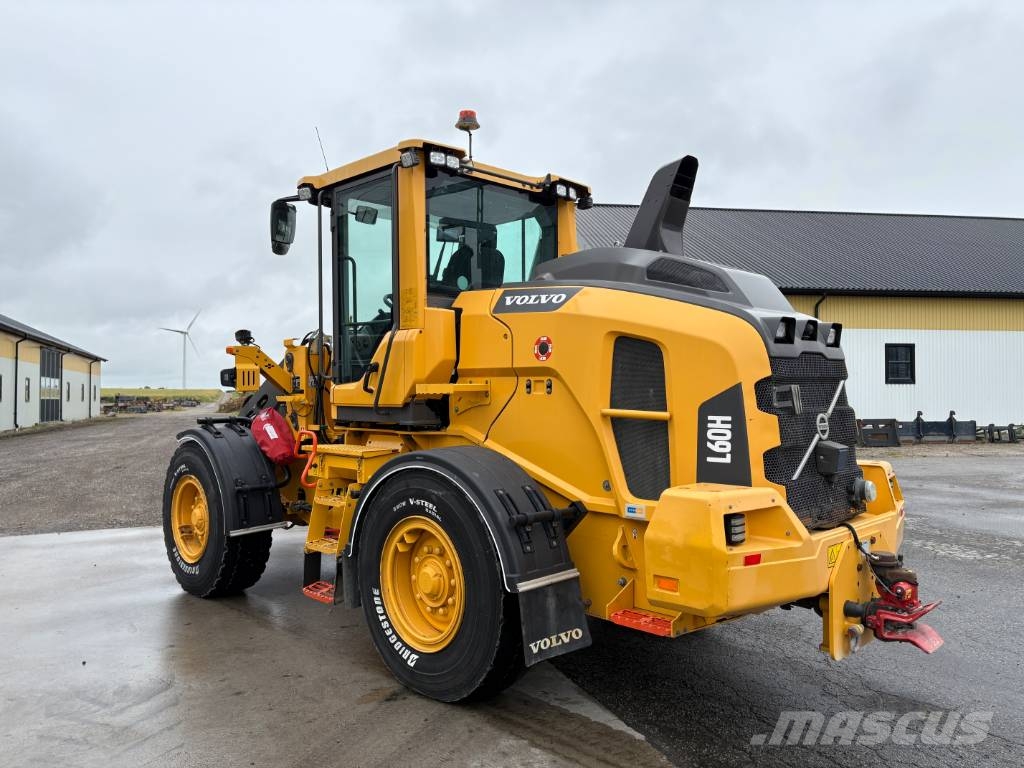 Volvo skärmar med kompletta hjul till L60H Tyres, wheels and rims