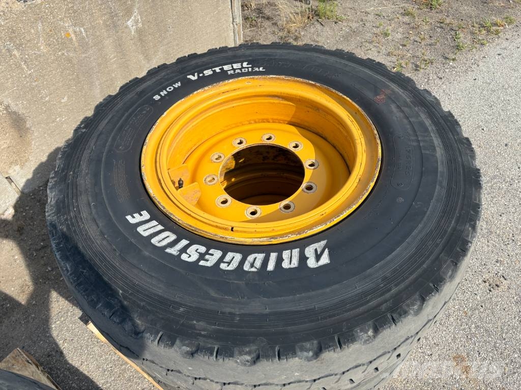 Volvo skärmar med kompletta hjul till L60H Tyres, wheels and rims