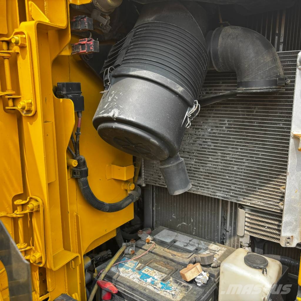 Komatsu PC 138 대형 굴삭기 29톤 이상