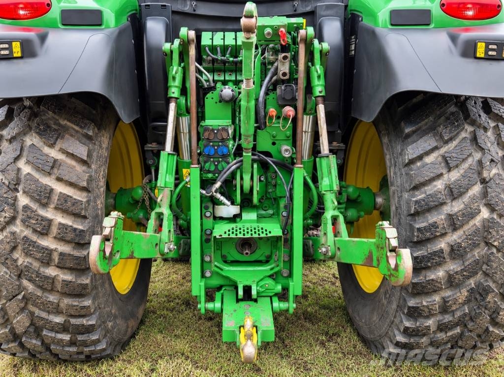 John Deere 6 R الجرارات