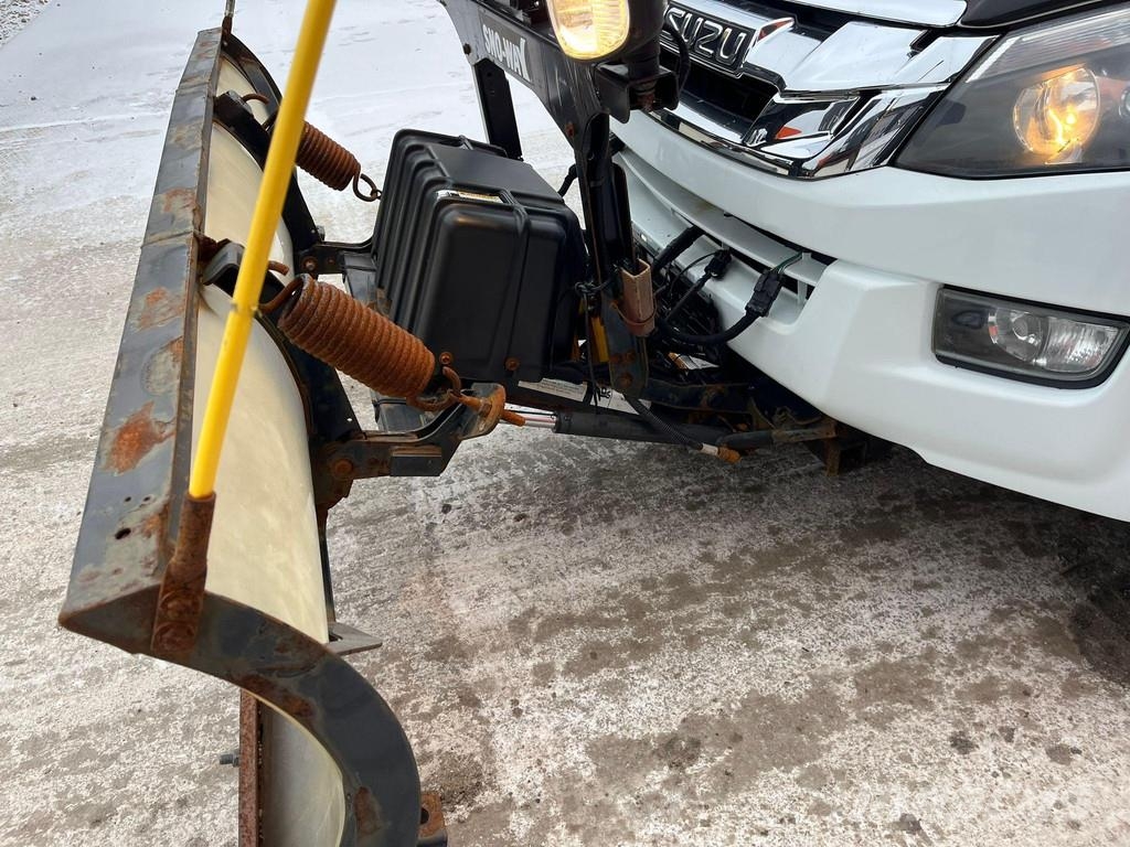Isuzu D-max 4x4 SNOW PLOW & SPREADER Auto's