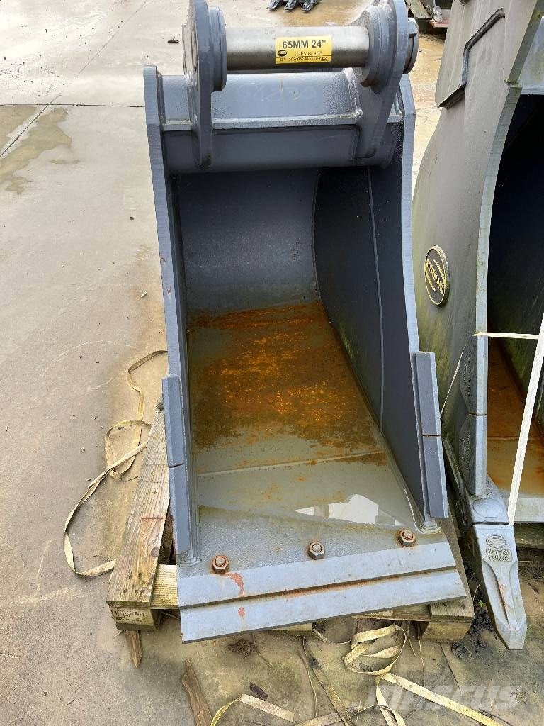 Strickland 65MM / 24" / REV BLADE Buckets