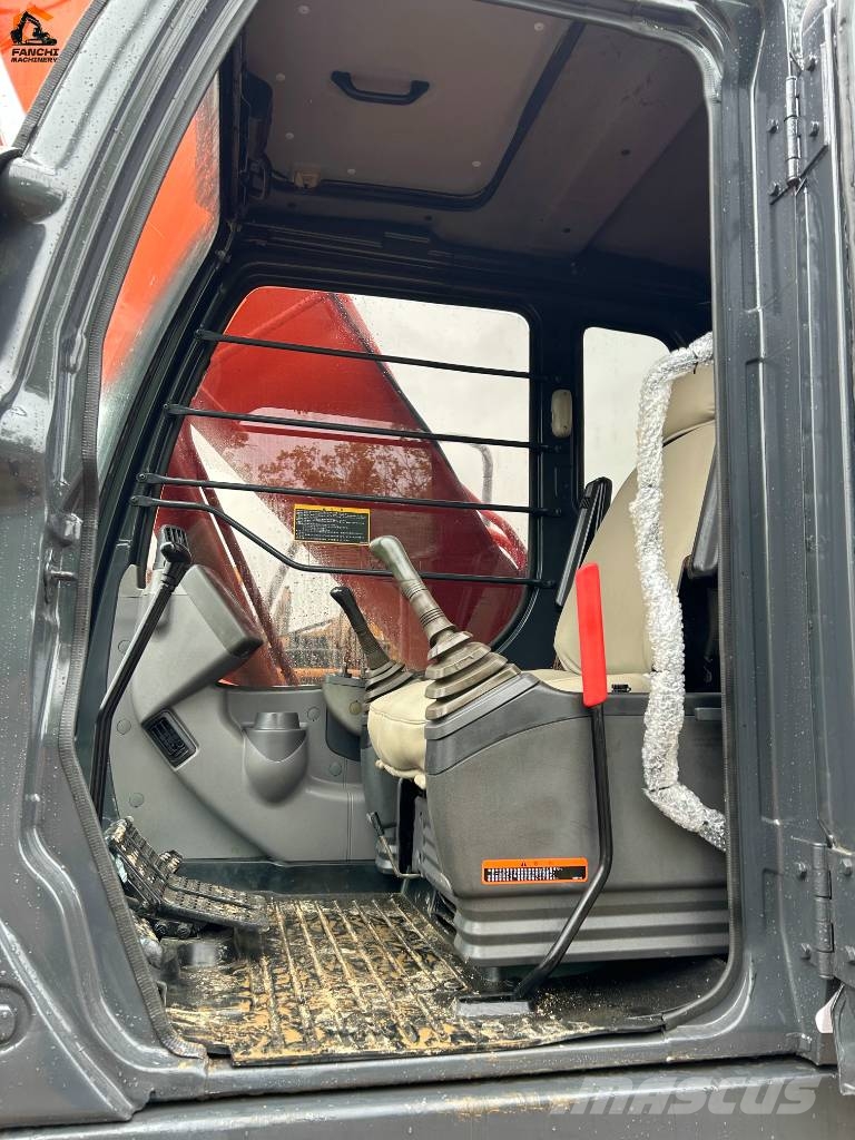 Hitachi ZX 200 LC Гусеничні екскаватори