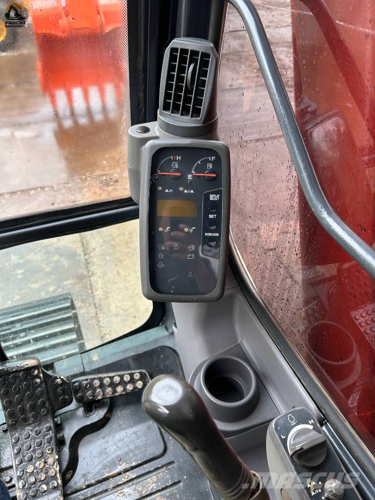 Hitachi ZX 200 LC Гусеничні екскаватори