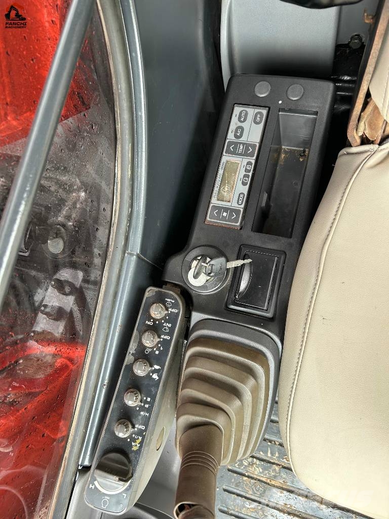 Hitachi ZX 200 LC Гусеничні екскаватори
