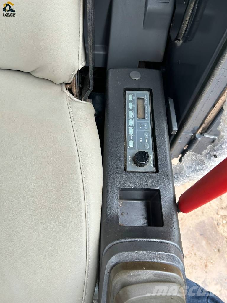 Hitachi ZX 200 LC Гусеничні екскаватори
