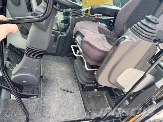 CAT M 318 F Bagri na kolesih