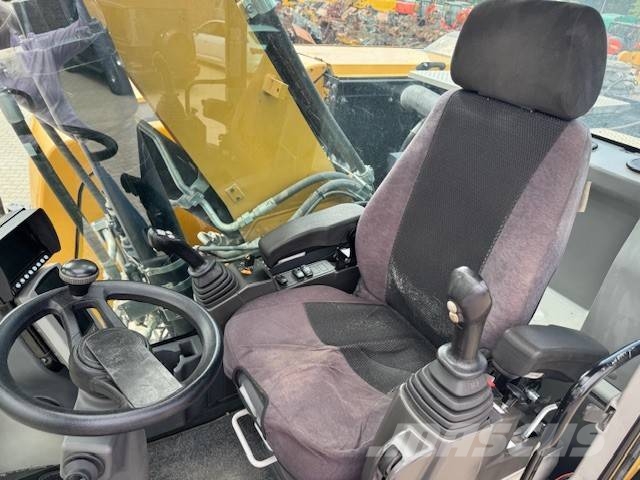 CAT M 318 F Bagri na kolesih
