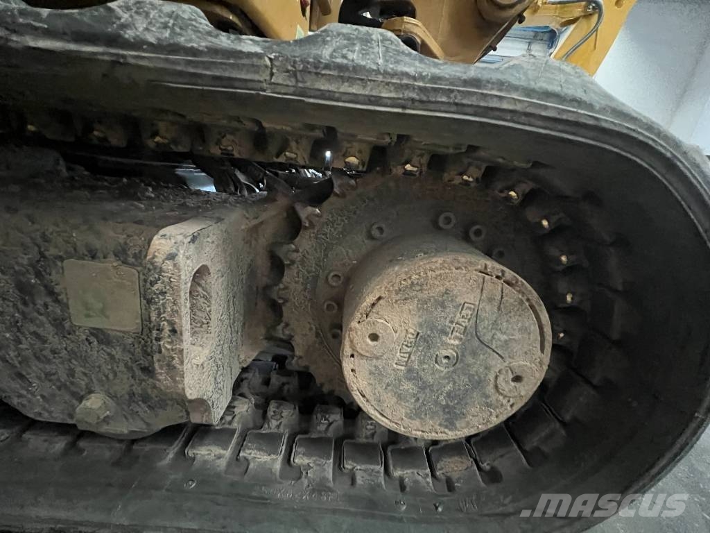 CAT 302 CR 小型挖掘机