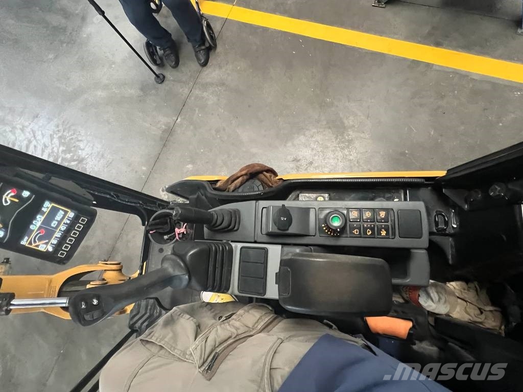 CAT 302 CR 小型挖掘机
