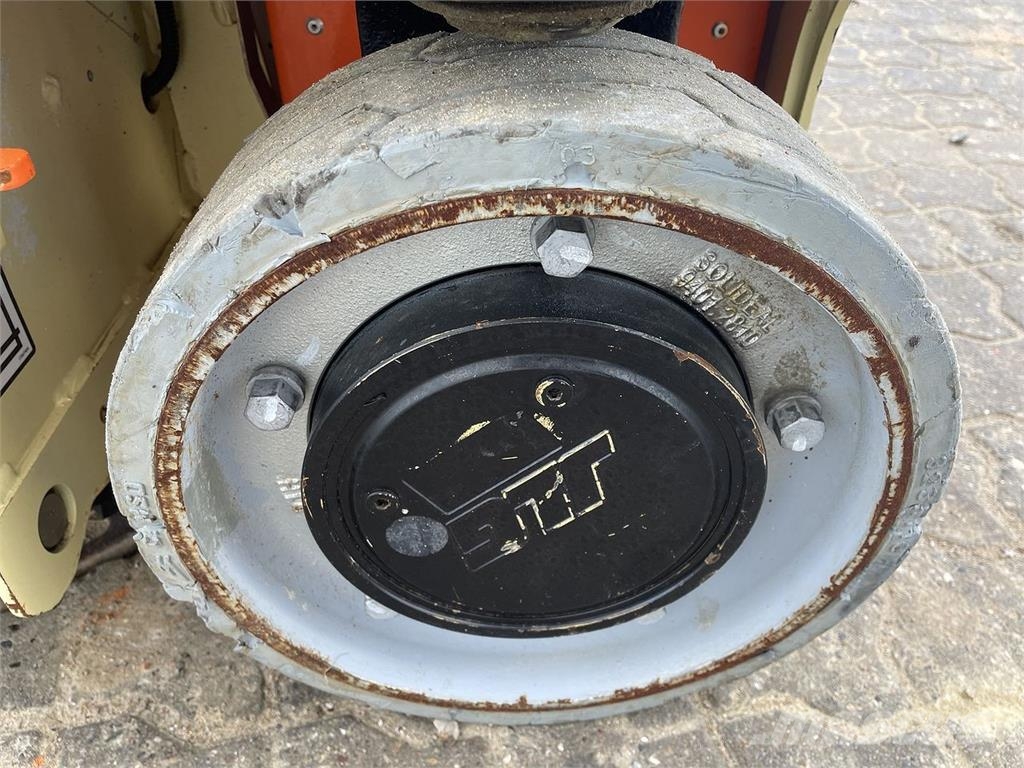 JLG 1230ES Vertikalūs stiebiniai keltuvai