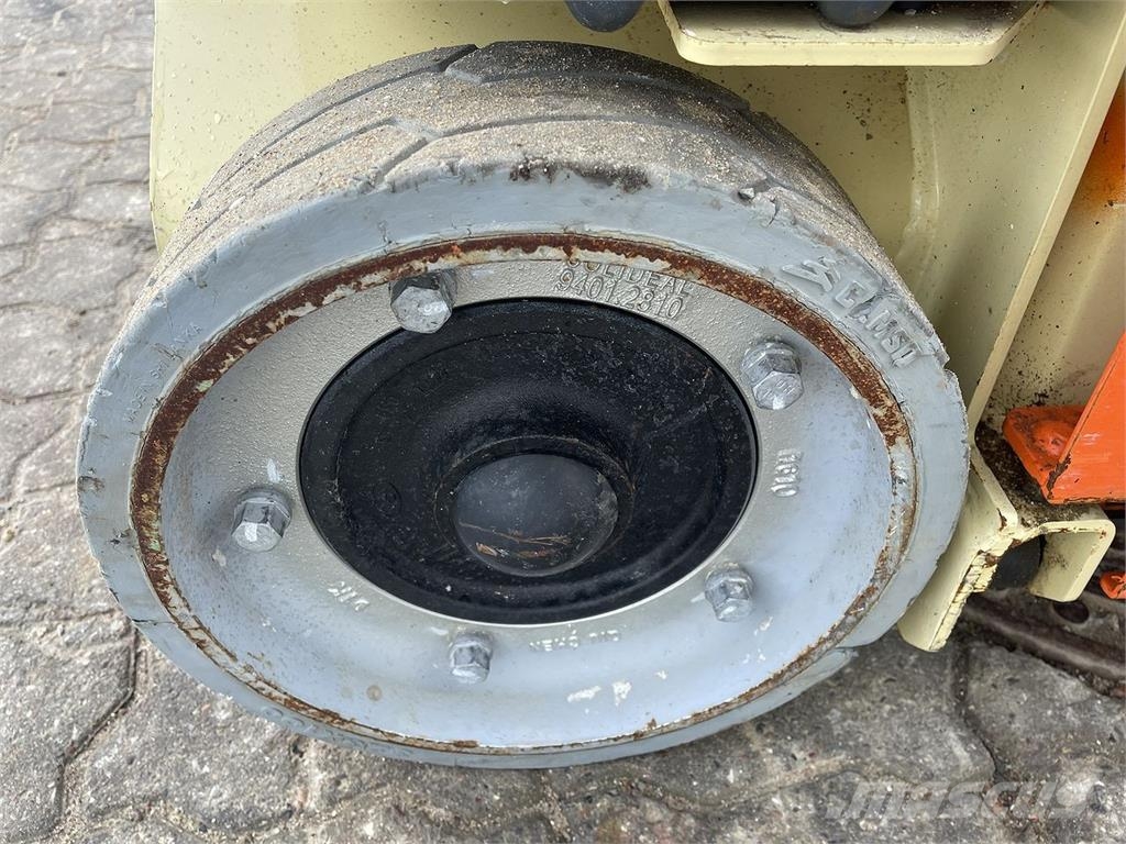 JLG 1230ES Vertikalūs stiebiniai keltuvai