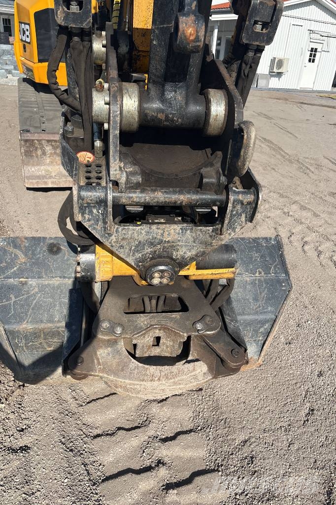 JCB 86 C-1 eco med 8 redskap, Få timmar Midi bageri 7t – 12t