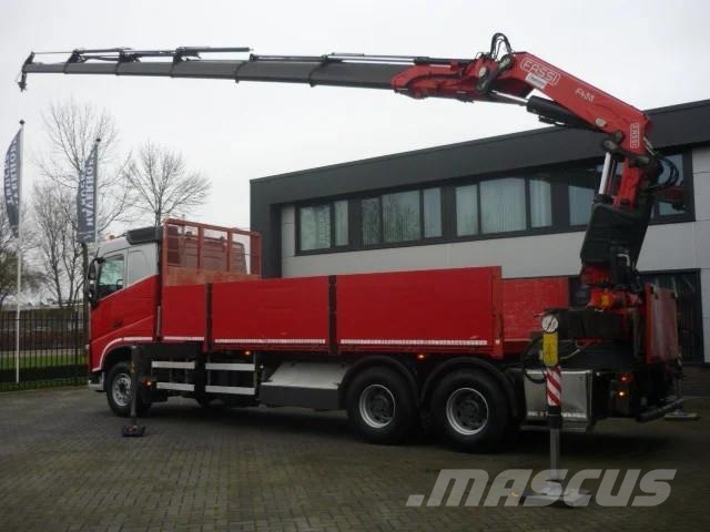 Volvo FH 460 6x4 Fassi F455 -6 Camiones de cama baja