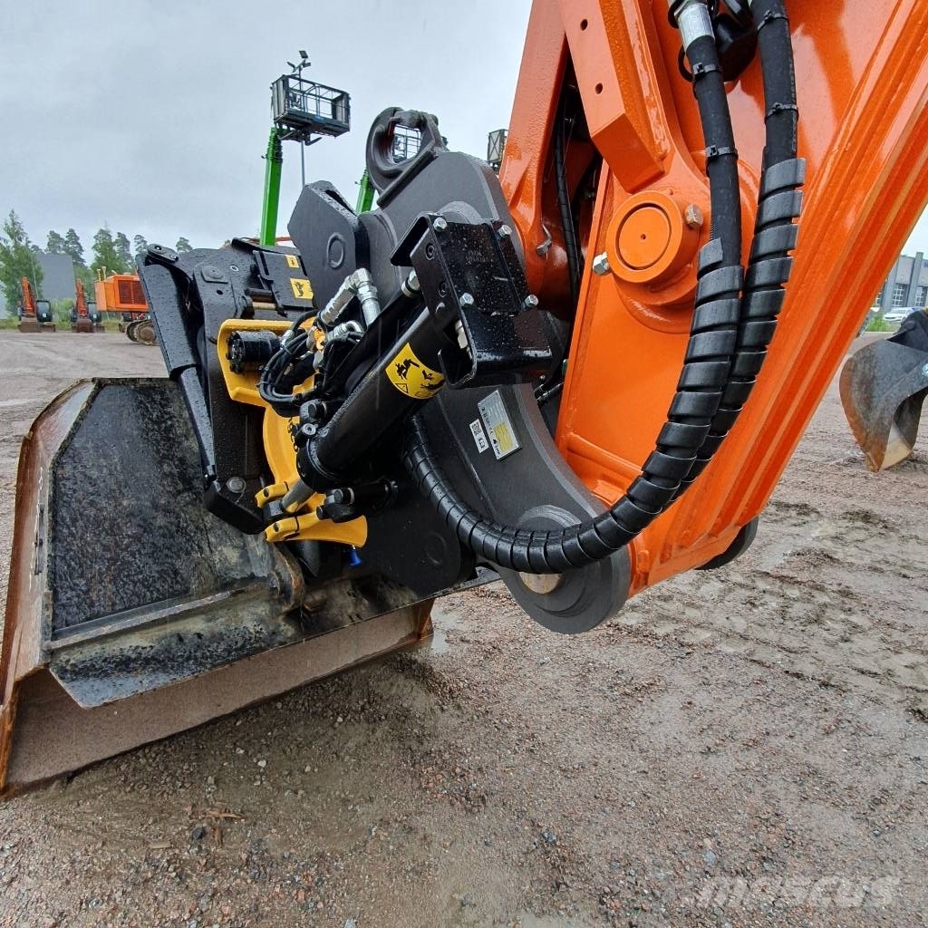 Hitachi ZX225USRLC 履带挖掘机