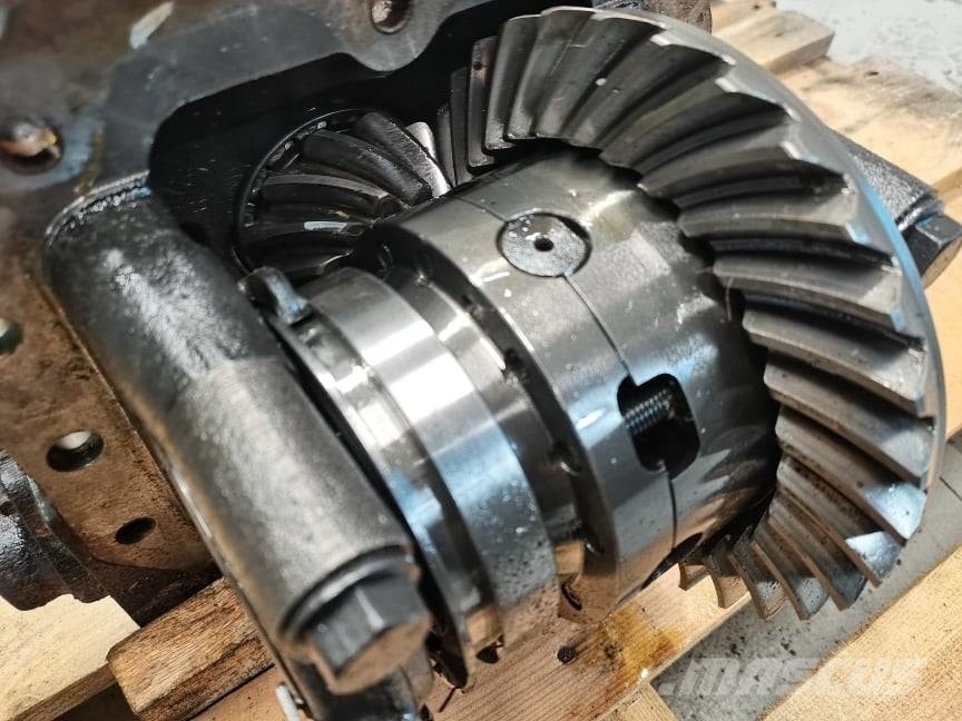 Weidemann T 6027 {12X32 Carraro 26.16} differential 차축