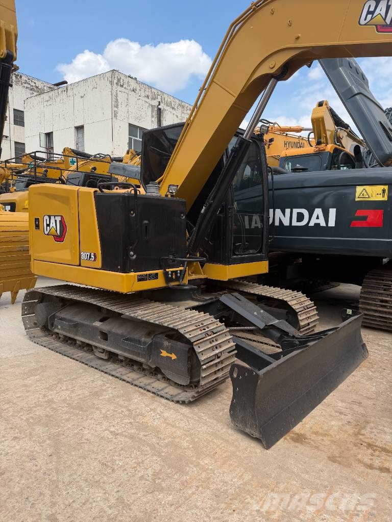 CAT 307.5 3000 units excavators in stock حفارات وسط 7 طن - 12 طن